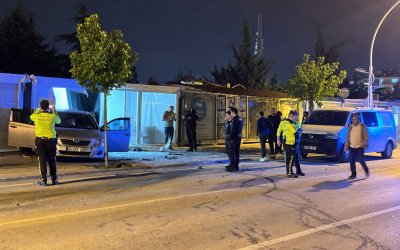 Güney Kuşak Yolu’nda Kaza: Araçlar Savrulup İş Yeri ve Direğe Çarptı