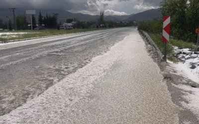 Dolu Yağışı Kayısı Bahçelerini Vurdu, Yollar Beyaza Büründü