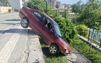 Otomobil Dereye Düşmekten Son Anda Kurtuldu