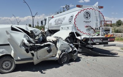 Su Tankerine Çarpan Araçta Can Pazarı: 1 Ağır Yaralı