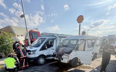 Yakınca’da Minibüs ile Kamyonet Çarpıştı: 6 Kişi Yaralandı