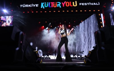 Simge Malatya’da Sevilen Şarkılarıyla Sahne Aldı