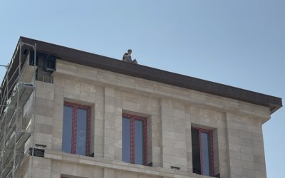 Valilik Karşısında Çatıya Çıkarak Hakkını İstedi