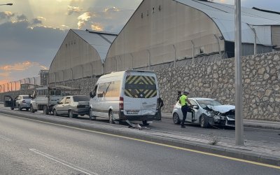 Anayurt Bulvarı’nda Zincirleme Kaza Trafiği Kilitledi
