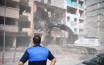 Yeşilyurt’ta Riskli Yapıya Müdahale: Üç Katlı Metruk Bina Yıkıldı