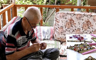 Doğadan Topluyor, Nazarlığa Dönüştürüyor