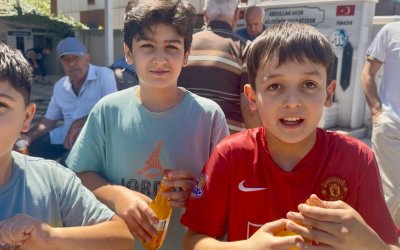 Cuma Namazına Gelen Çocuklara Kayısı Kolası Sürprizi