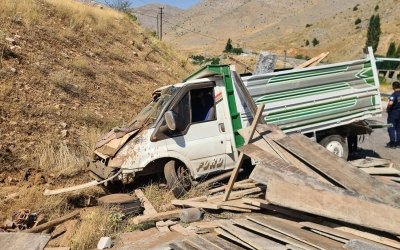 Kontrolden Çıkan Kamyonet Toprak Alana Çarptı: 2 Yaralı
