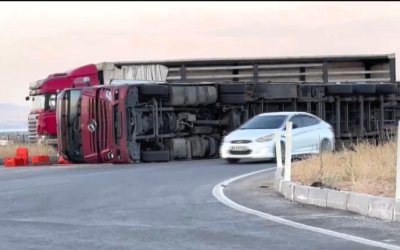 Kayısı Yüklü Tır Devrildi: 1 Yaralı