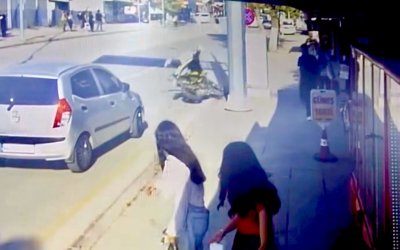 Ani Sağa Dönüş Kazayı Getirdi: Motosikletli Elektrik Panosuna Çarptı