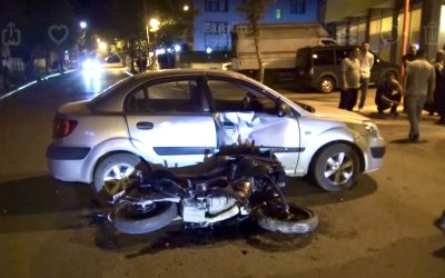 Motosiklet İle Otomobil Çarpıştı: 2 Yaralı