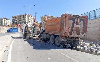 Malatya’da İki Hafriyat Kamyonu Çarpıştı: 1 Yaralı