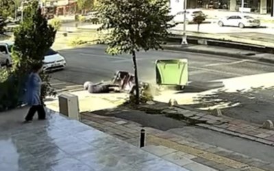 Kontrolden Çıkan Minibüs Motosiklete Çarptı: O Anlar Kamerada