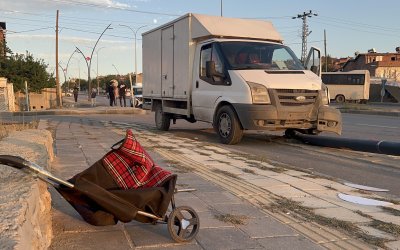 Kamyonet Yayaya Çarptı, Direği Kırarak Kaldırıma Çıktı
