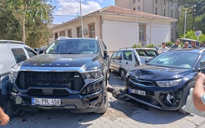 Kontrolden Çıkan Araç Park Halindeki 4 Araca Çarptı