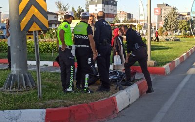 Otomobilin Çarptığı Elektrikli Bisiklet Sürücüsü Ağır Yaralandı