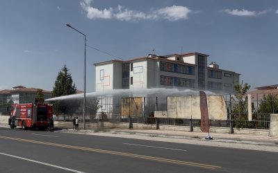 Okul Bahçesinde Çıkan Yangın Korkuttu