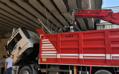 Vinç Köprüye Çarptı, Otomobil Arkadan Vurdu: 2 Yaralı