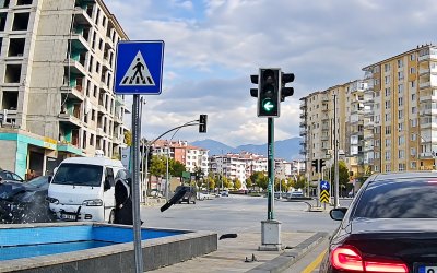 Malatya’da Korkutan Kaza Kamerada: İki Kadın Kıl Payı Kurtuldu, 1 Yaralı