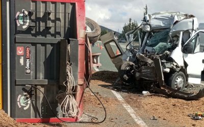 Elazığ-Malatya Yolunda Minibüs Traktöre Çarptı: 1 Yaralı