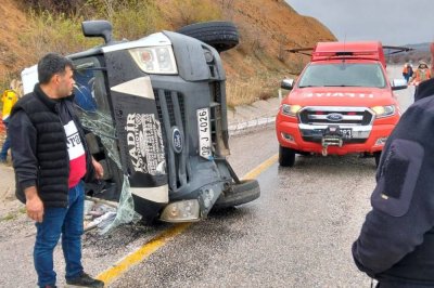 Devrilen yolcu minibüsünde 5 kişi yaralandı