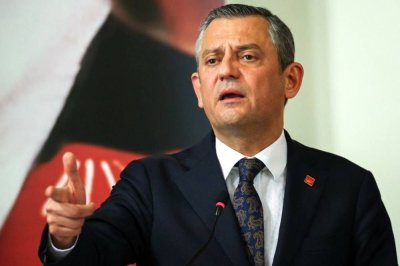 Özgür Özel yeniden CHP Genel Başkanı seçildi