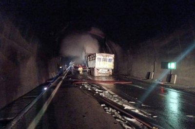 Erkenek Tüneli'nde kömür yüklü tır'da yangın: 1 kişi hastaneye kaldırıldı