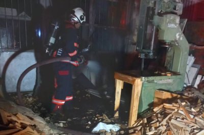 İş yeri yangınında maddi hasar oluştu