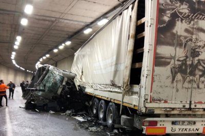 Tünelde kaza yapan tır ikiye bölündü: 1 yaralı