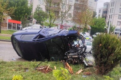 Refüje çarpan otomobil hurdaya döndü: 2 yaralı