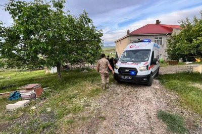 Elazığ'da bir kişi traktörün altında kalarak yaralandı