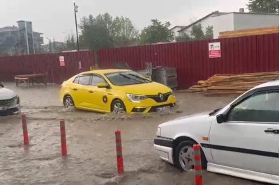 Sağanak yağış su baskınlarına yol açtı