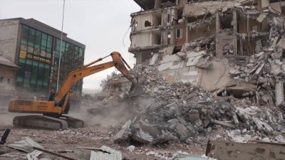 Doğanşehir'de Ağır Hasarlı Binaların Yıkımı Sürüyor