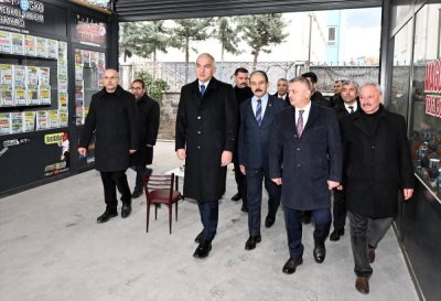 Bakan Ersoy, Malatya'da geçici iş yerlerindeki esnafı ziyaret etti