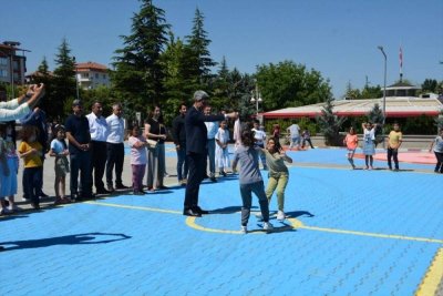 Malatya'da okul bahçeleri geleneksel çocuk oyun  alanlarıyla donatıldı
