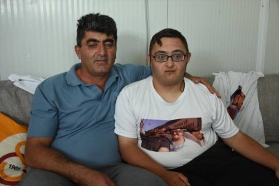 Görme engelli baba down sendromlu oğluna hem annelik hem babalık yapıyor