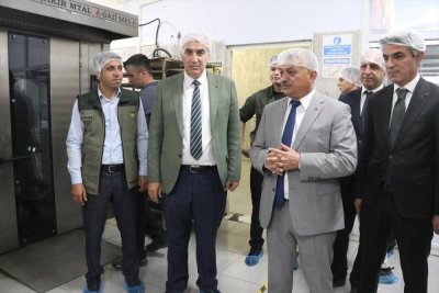 "Ziraat Okulu" öğrencileri ektikleri buğdayın hasadını yaptı