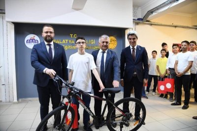 LGS'de derece alan öğrencilere tablet hediye edildi