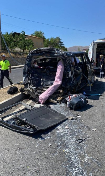 Kamyonun çarptığı minibüsteki 5 kişi yaralandı