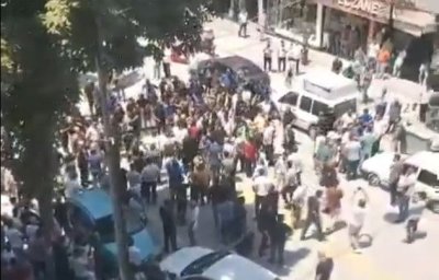 Yıkım için dükkanları boşaltmayınca elektrikleri kesilen esnaf caddeyi trafiğe kapattı