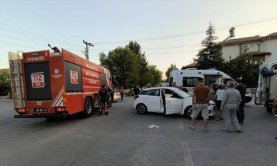 İki otomobilin çarpışması sonucu 5 kişi yaralandı