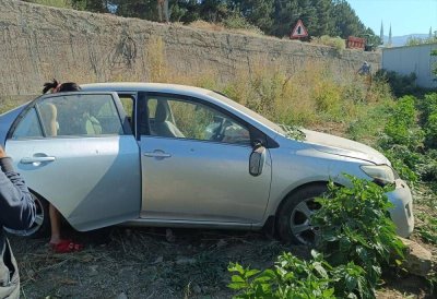 Bahçeye devrilen otomobildeki 3 kişi yaralandı