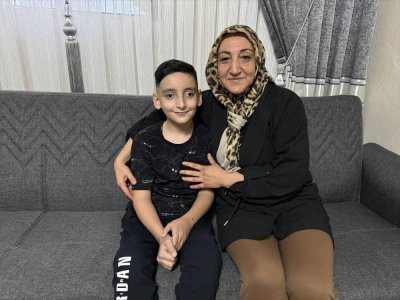 Deprem anında annenin engelli oğlunu sırtında taşıması güvenlik kamerasında