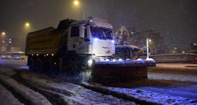 Yoğun kar nedeniyle yollarda mahsur kalan 509 kişi misafirhanelere yerleştirildi